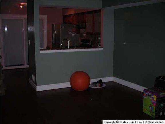 4th image of 250 Bruckner Ave