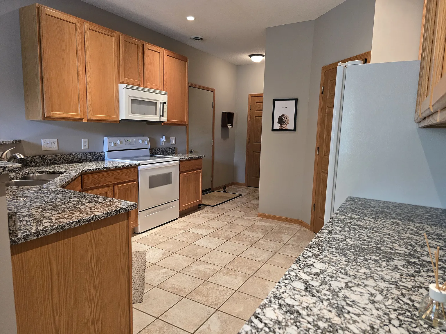 Immaculate 2+ Bedroom Townhouse Available Now!! — Photo 2