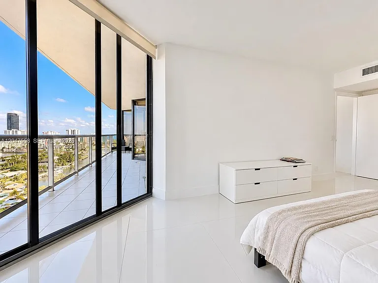 3640 Yacht Club Dr #1903 — Photo 19