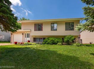 607 Kensington Dr, McHenry, IL 60050