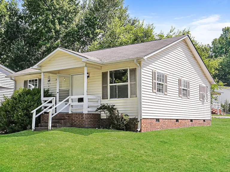 822 Cummins St — Photo 12