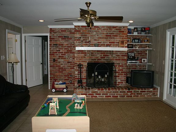 Family Room w/Fireplace