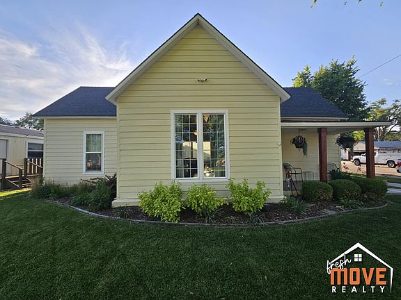 3rd image of 209 E Avenue B