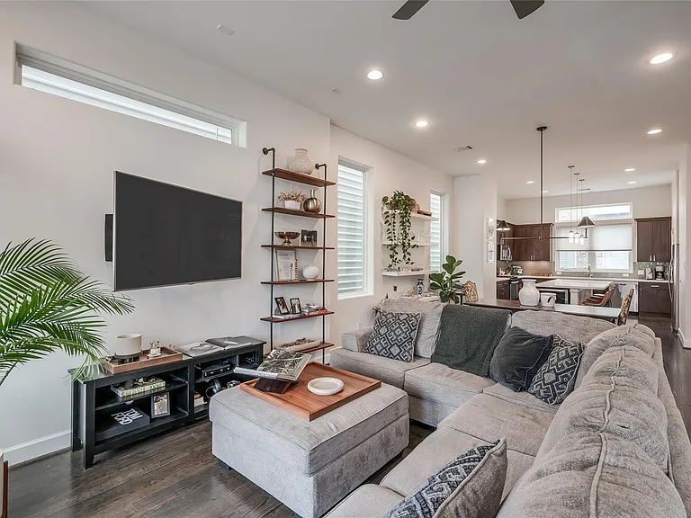 1907 Houston Ave — Photo 7