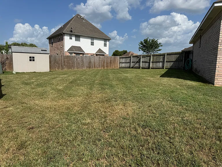 Large fully fenced backyard _ lawn care maintained by landlord, no yard work for tenants