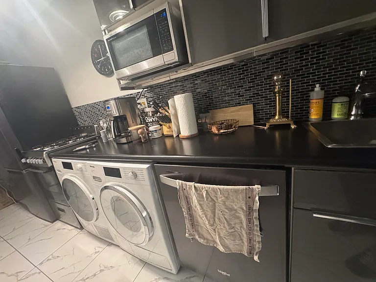 131 E 15th St #1B — Photo 6