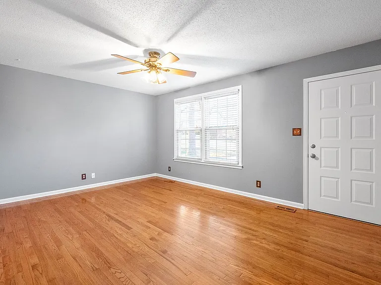 1835 Warren Dr — Photo 5