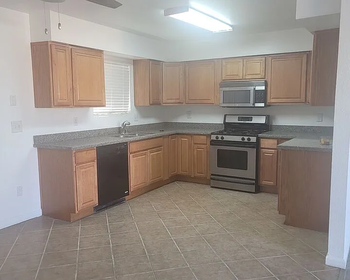 406 W 2nd St — Photo 11