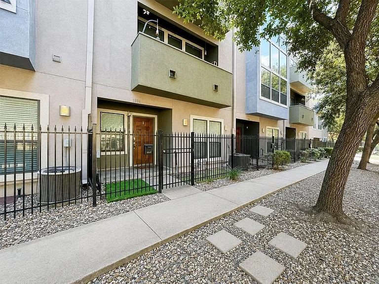 1806 Rosalie St — Photo 1