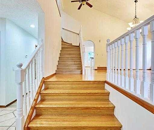 4th image of 7 N Suncastle Cres SE