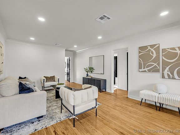 5th image of 1547 S Columbia Ave
