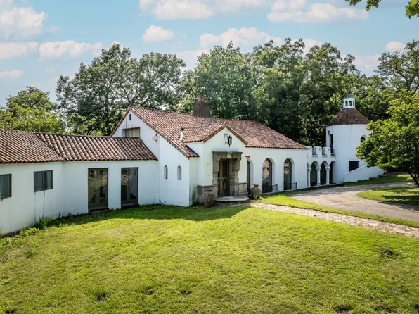 1511 W Demeter Dr, Freeport, IL 61032