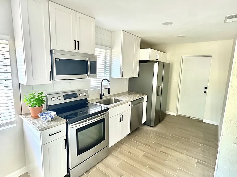 1145 Oakhill St — Photo 5