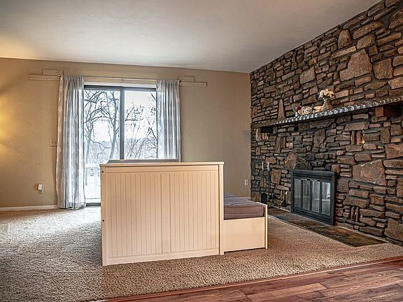 3rd image of 5 Tiffany Ln