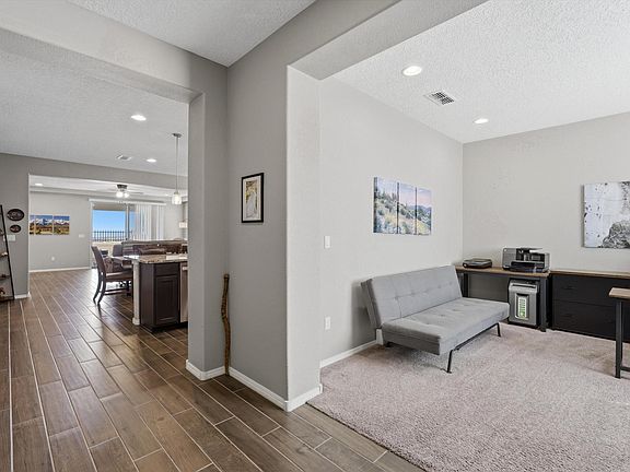 3rd image of 2955 Kings Canyon Loop NE