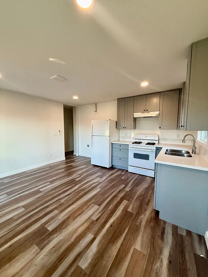 Beautiful 2 Bedroom. Must See! — Photo 3