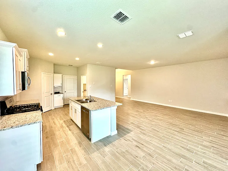4308 Cornelia St — Photo 5