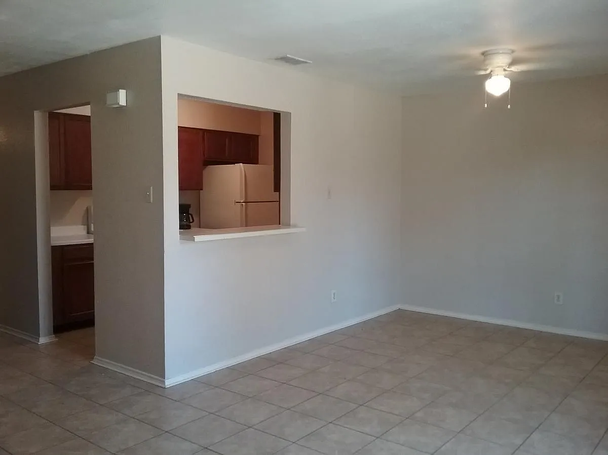 2 bed, 1000 sqft, $999 — Photo 2