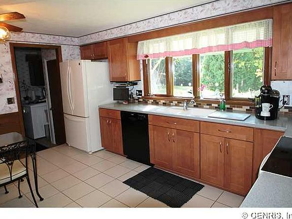 3rd image of 10 Wayside Cir