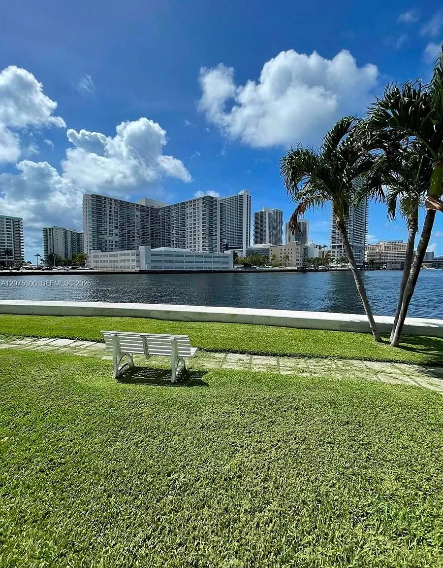 1 bed, 915 sqft, $2,100 — Photo 2