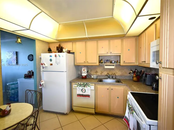 900 Saint Charles Pl APT 606, Pembroke Pines, FL 33026