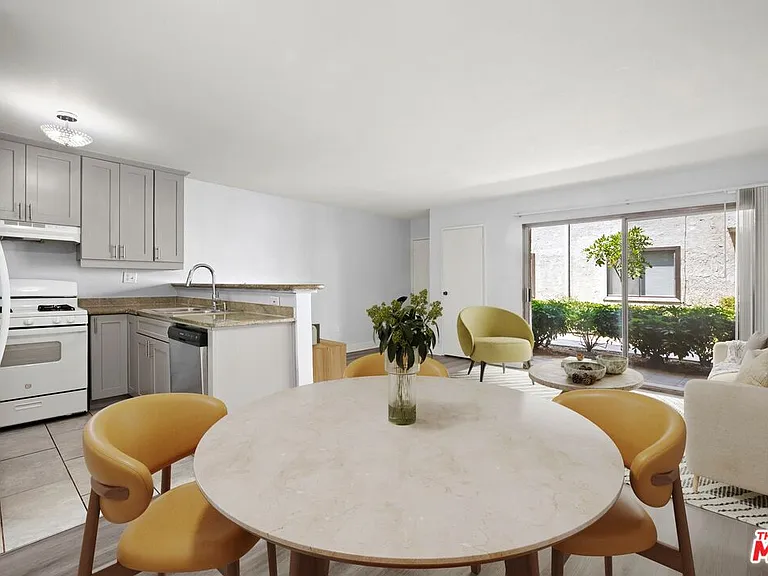 18530 Hatteras St #115 — Photo 4