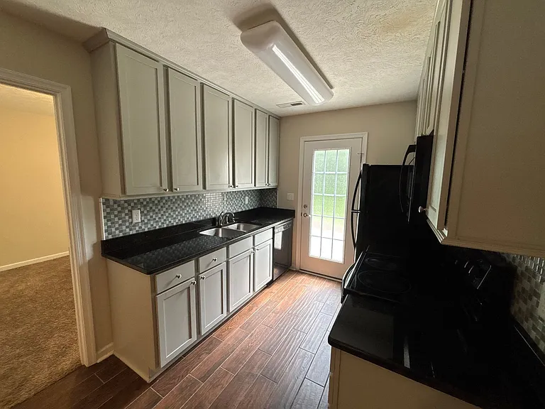 50 Gloucester Dr — Photo 3