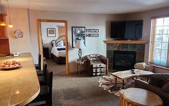 4th image of 110 Sutton Pl #208
