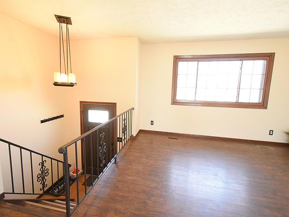 3rd image of 916 Pine St