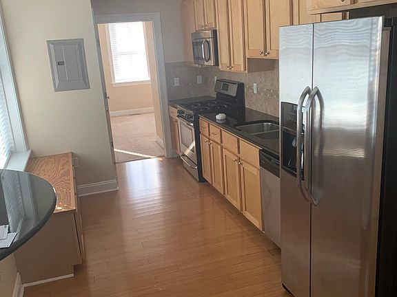 3rd image of 515 London St APT 1