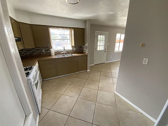 4th image of 204 E Vista Pkwy