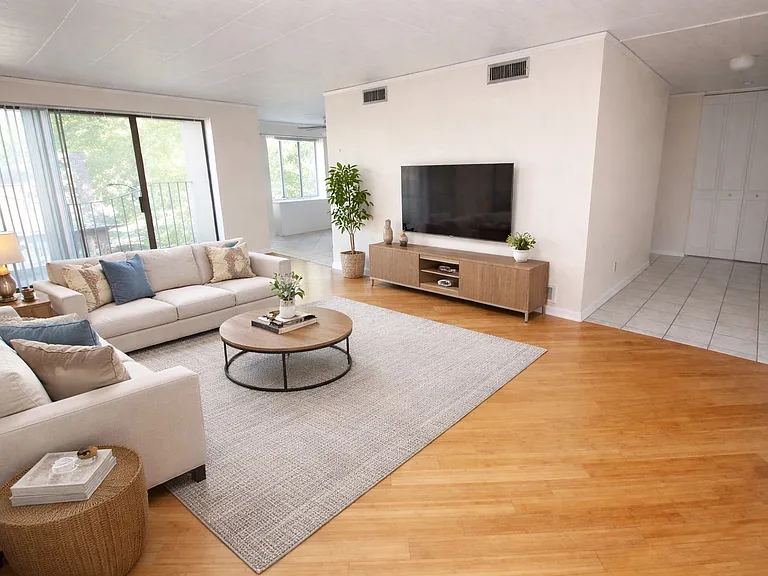 1BR - Staged