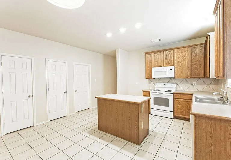 4009 Hidden Meadow Ct — Photo 11