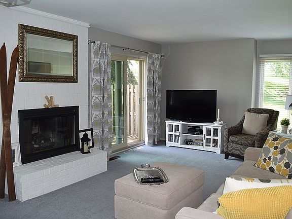 Living room w/ gas fireplace