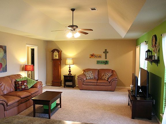Living Room : Vaulted Ceiling!