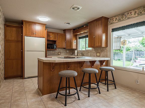 3rd image of 1609 Augusta Ct