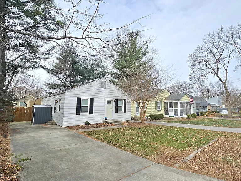 Plenty of Driveway parking+off street parking space