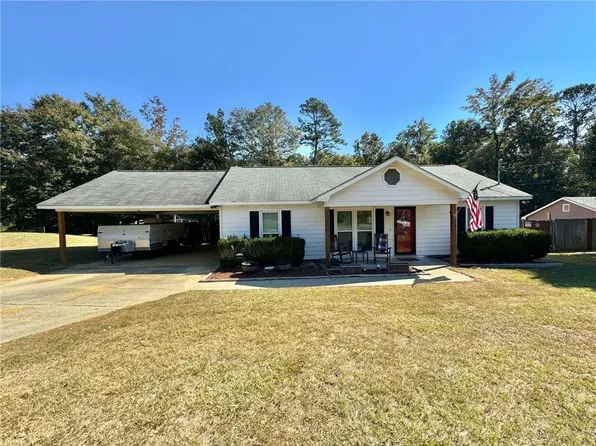 107 Oakleaf Dr, Smiths Station, AL 36877