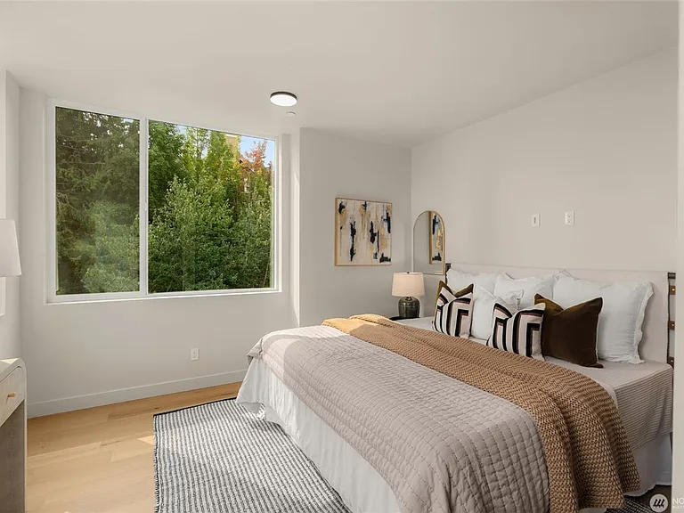3406 E Spring St — Photo 11