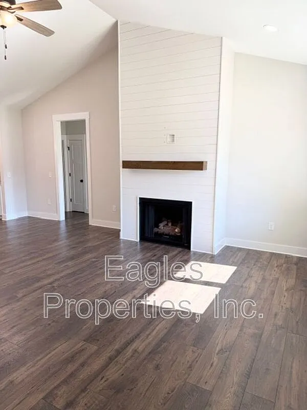 3 bed, 2.0 bath, 1656 sqft, $1,900 — Photo 2