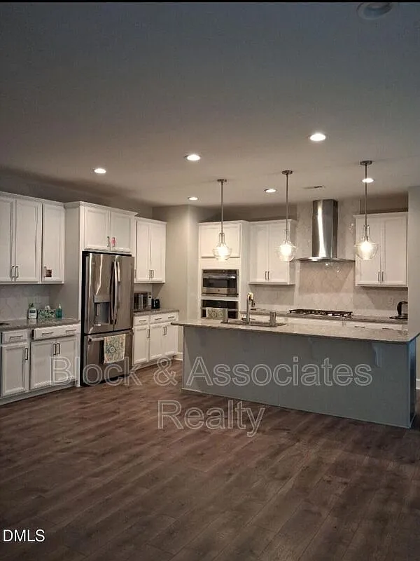 5 bed, 4.5 bath, $3,700 — Photo 2
