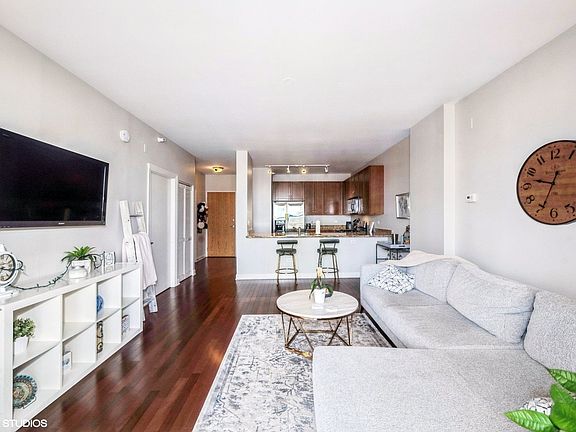5th image of 451 W Huron St Unit 1003