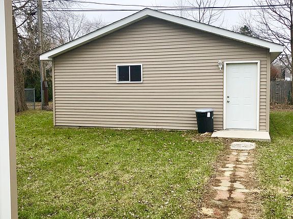 2.5 Car Garage