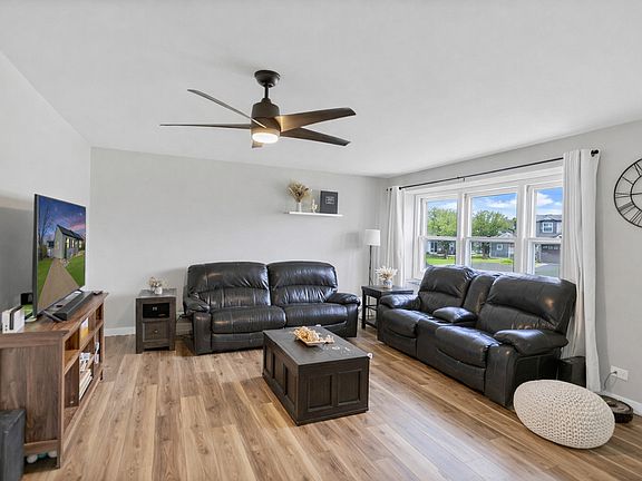 3rd image of 1320 Elm Dr