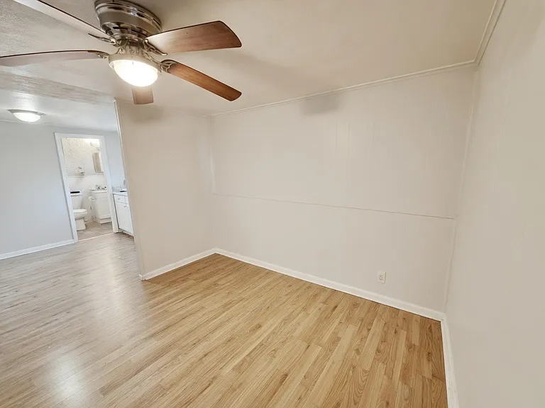 308 E Walnut St #4 — Photo 8