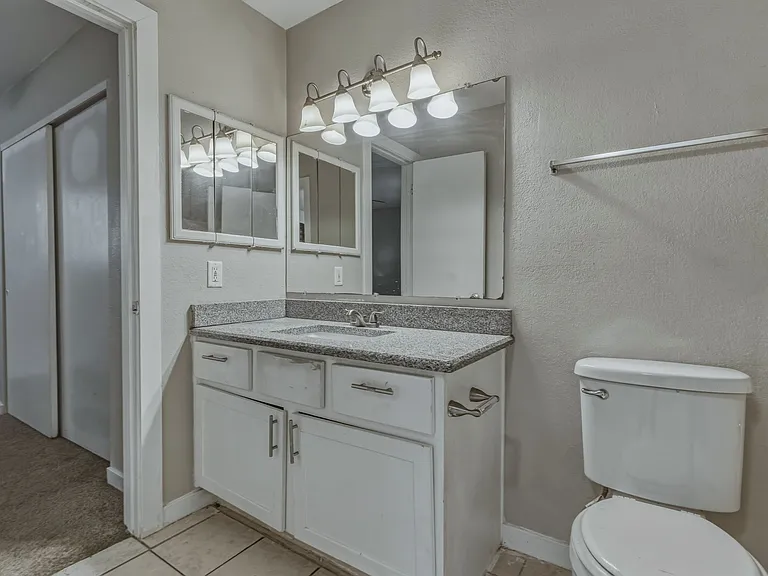 3308 W Loma Ln — Photo 16