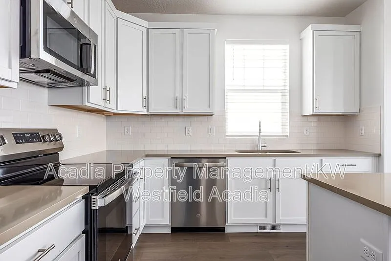 3 bed, 2.0 bath, 3239 sqft, $2,500 — Photo 2
