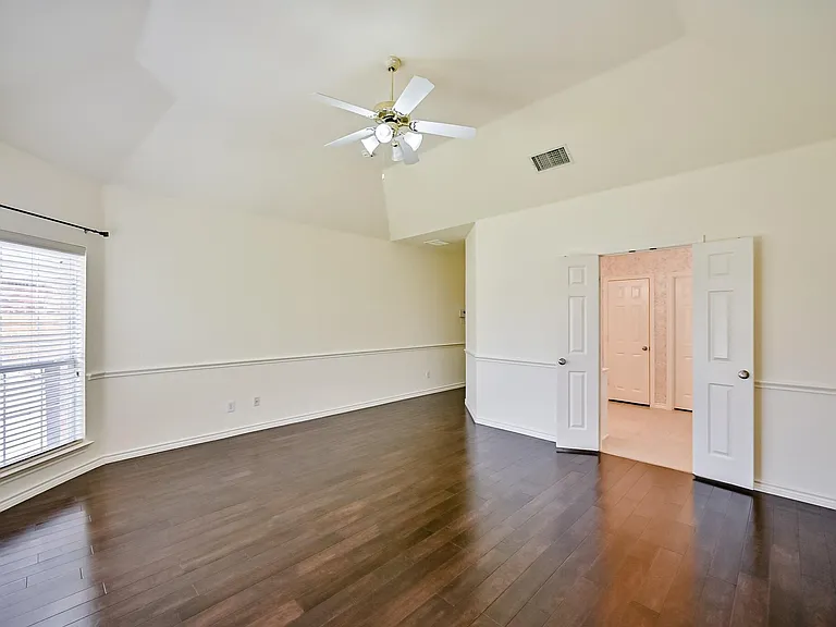 2716 Eastland Dr — Photo 9
