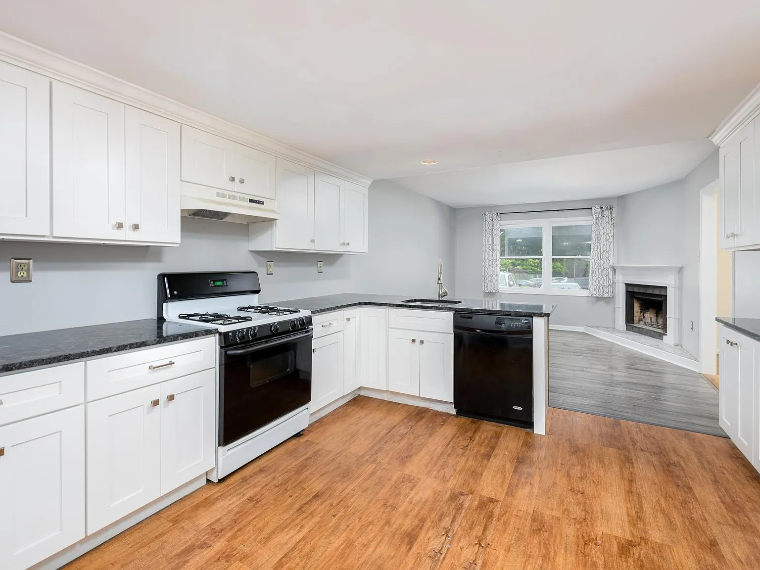 4 bed, 2.5 bath, 2035 sqft, $3,300 — Photo 2