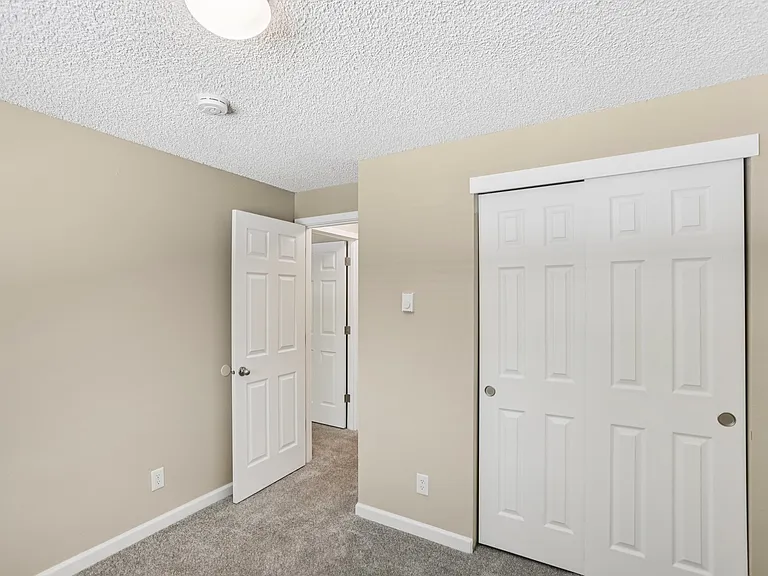 Cornell Manor Apartments — Photo 34